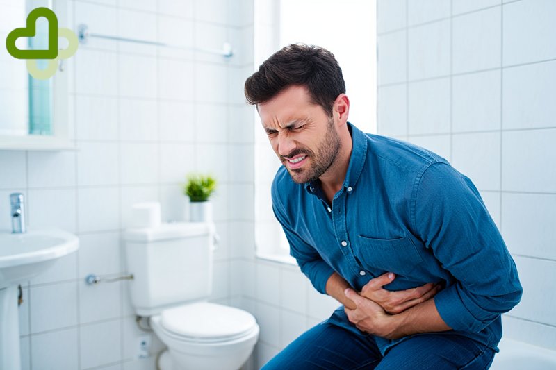 Мужчина держится за живот